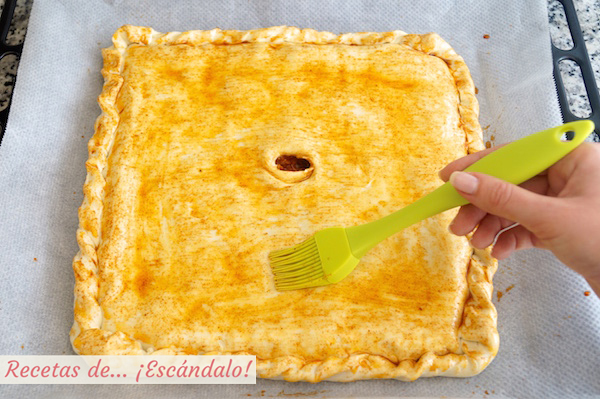 Empanada de atun pintada con aceite y pimenton