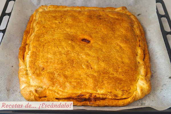 Empanada de atun recien horneada