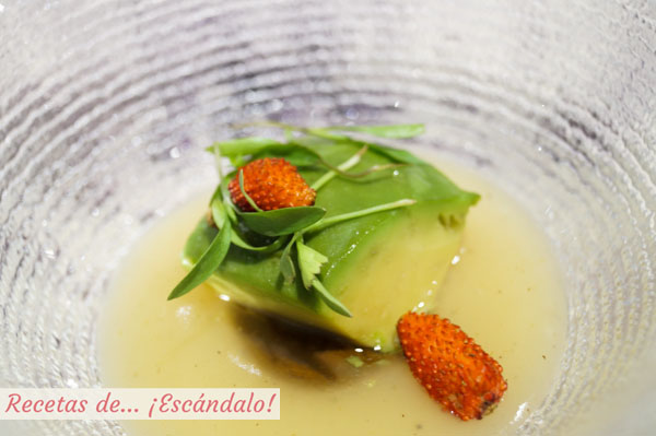 Aguacate asado en yuka fermentada y mole de nueces