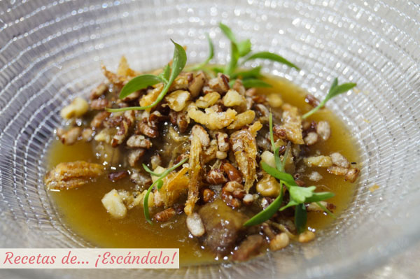 Carrillera en anticucho de ají mochero, sal de camarones y nueces