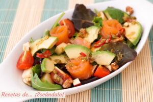 Ensalada de aguacate con salmón y aliño picante de eneldo