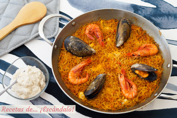 Fideua de marisco y pescado con alioli de nueces