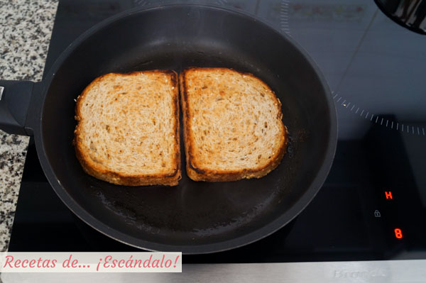 Pan de molde tostado con mantequilla