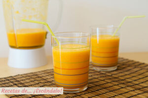 Smoothie de zanahoria, naranja y jengibre, un batido de frutas saludable
