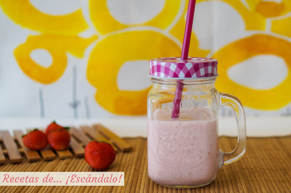 Smoothie o batido de fresa natural