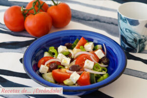 Ensalada griega con queso feta, la receta original que comí en Santorini