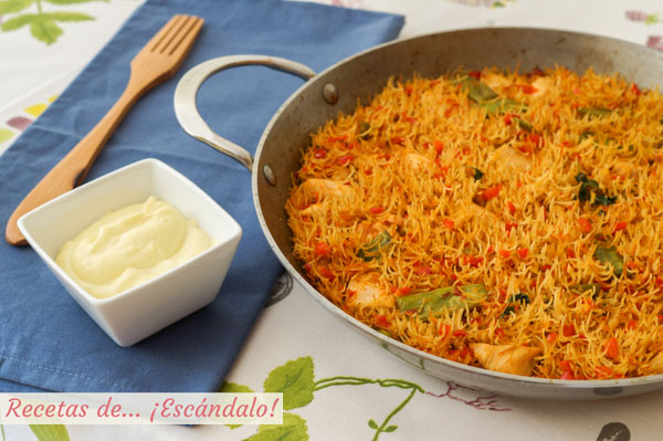Fideua de pollo y verduras con salsa alioli casera