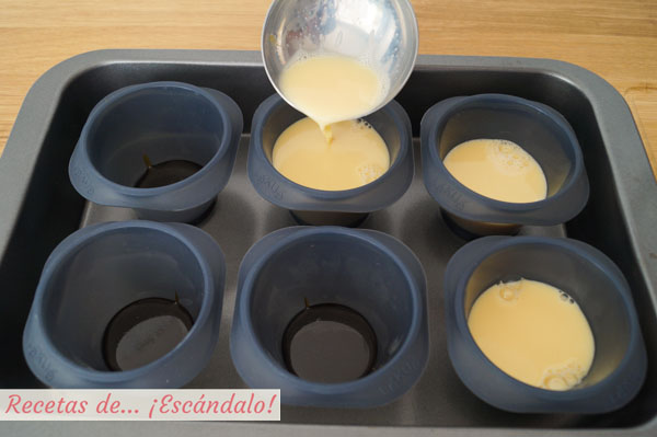 Flan de huevo en moldes de silicona