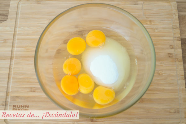 Huevos y azucar para el flan de huevo