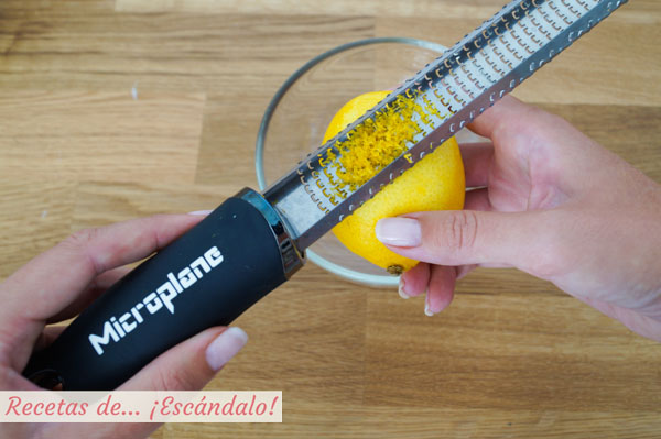 Ralladura de limon con rallador microplane