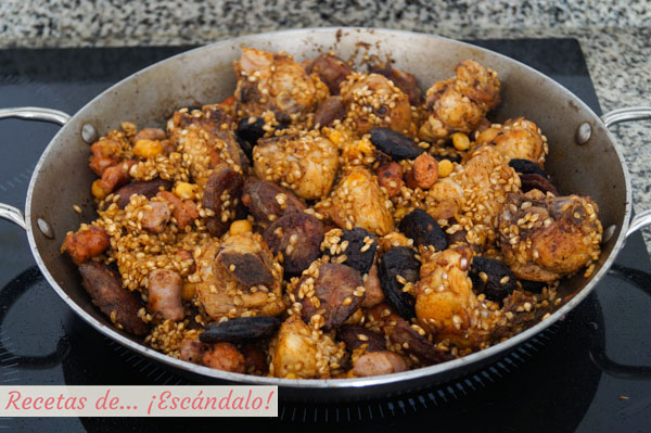 Arroz con pollo, longaniza, butifarra y garbanzos