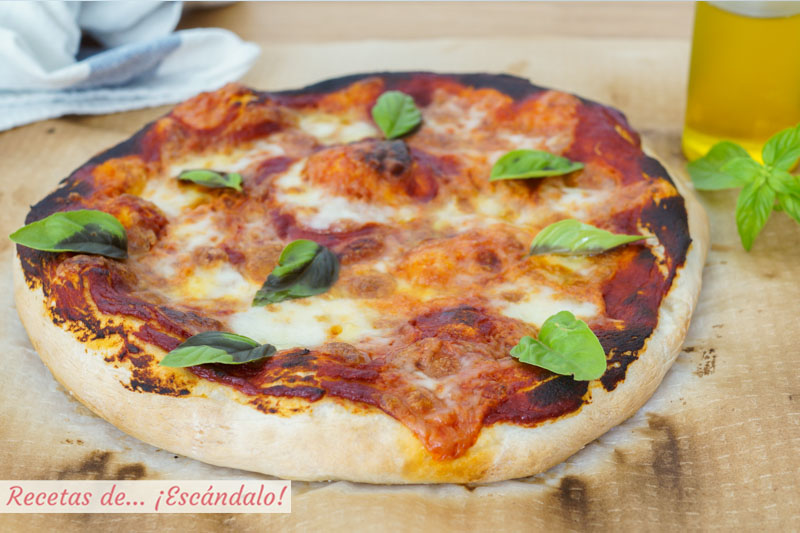 Pizza margarita con masa de pizza casera