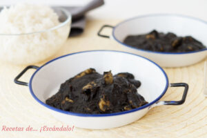 Chipirones en su tinta con salsa y arroz blanco