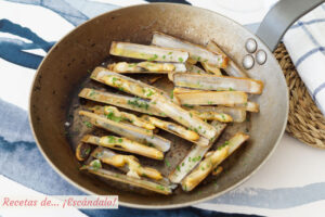 Navajas a la plancha con ajo, perejil y limón