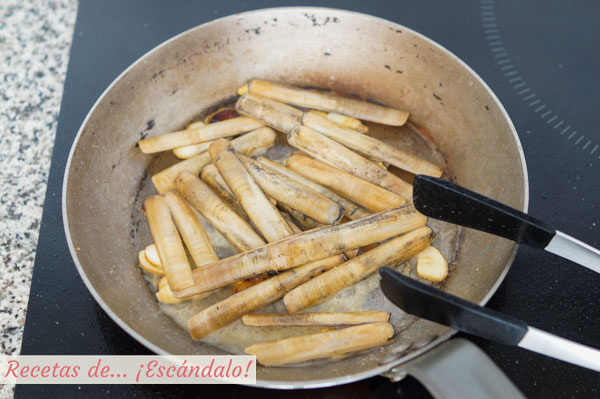 Navajas a la plancha con perejil