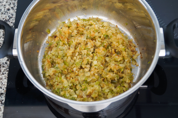 Verduras para los chipirones en su tinta