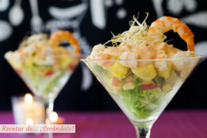 Cóctel de marisco tropical con piña y salsa rosa