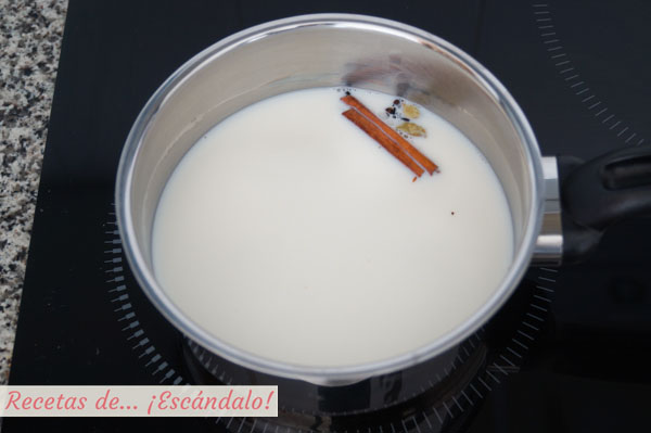 Leche dorada o golden milk con curcuma