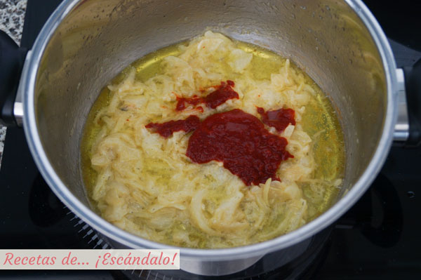 Cebolla y carne de pimiento choricero para el bacalao a la vizcaina