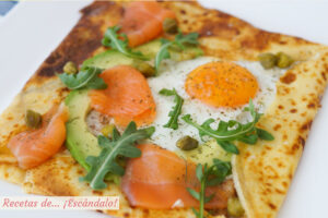 Receta de crepes salados con salmón, queso y rúcula