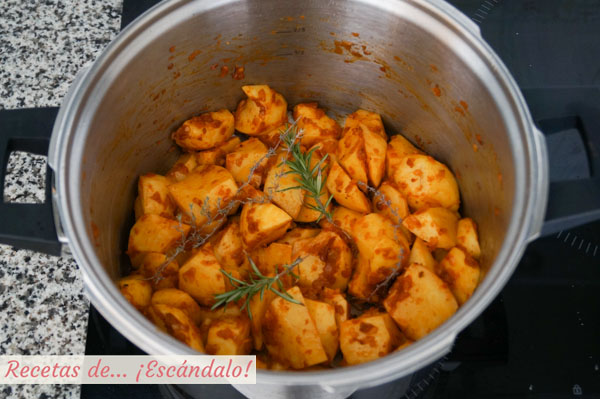 Patatas guisadas con costillas