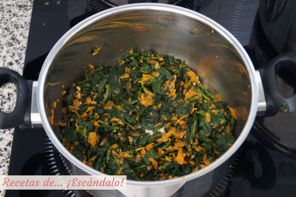 Sofrito y espinacas para el potaje de garbanzos