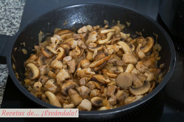 Sofrito manitas de cerdo con panceta y setas