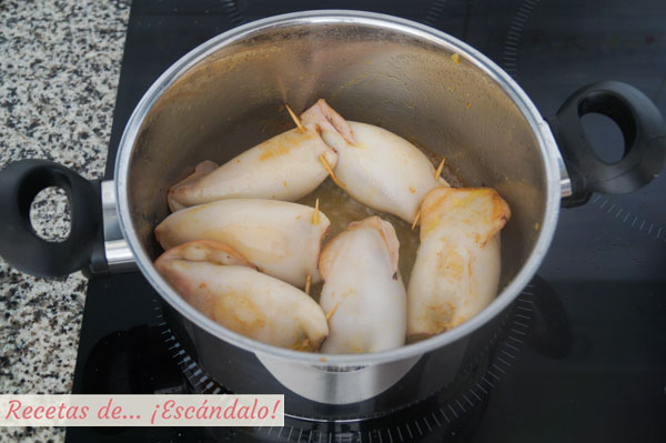 Calamares rellenos en salsa