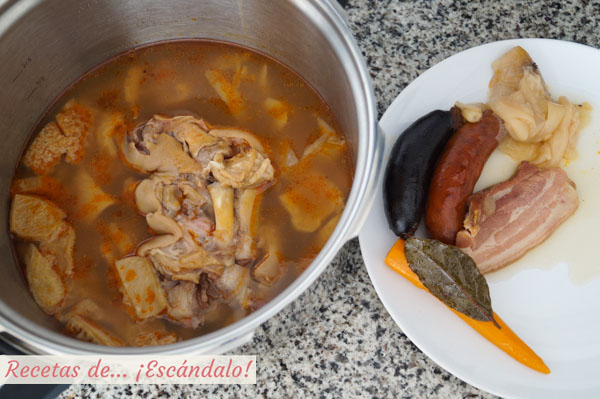 Callos de ternera, manitas de cerdo y compango asturiano