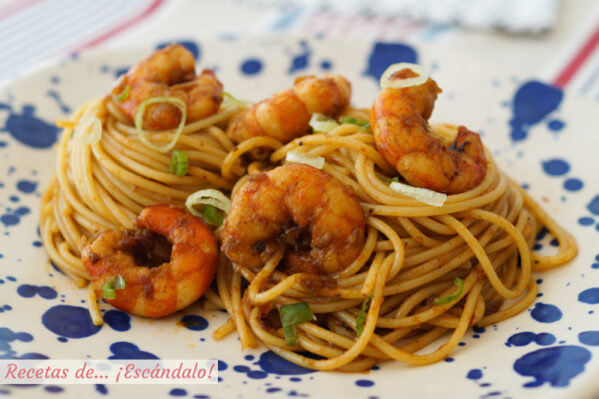 Espaguetis con gambas. Receta de pasta paso a paso