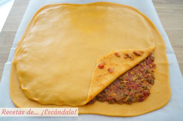 Empanada gallega de bonito y pimientos con masa de empanada casera