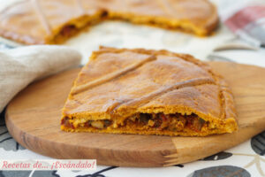 Empanada gallega de bonito y pimientos con masa de empanada casera