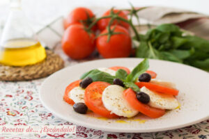Ensalada caprese de tomate y mozzarella con albahaca. Receta italiana