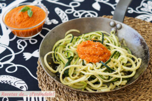 Espaguetis de calabacín con salsa de tomate y queso. Receta de «pasta» de verdura