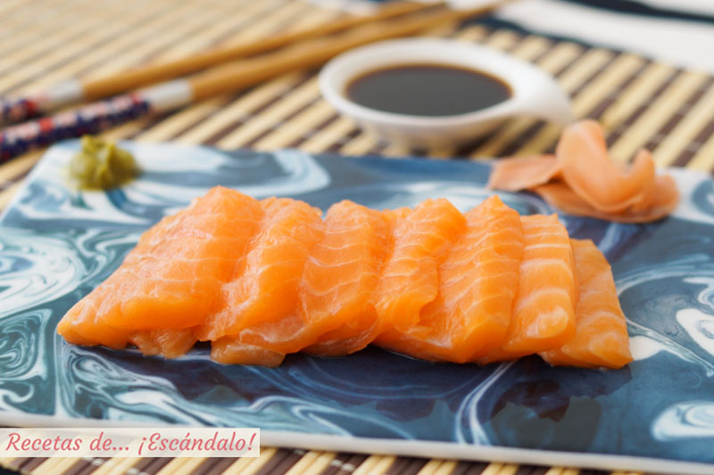 Sashimi de salmon con wasabi, jengibre y salsa de soja