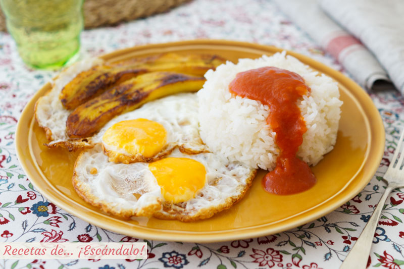 Arroz a la cubana, como hacer la receta con salsa de tomate, huevos y platano