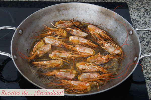 Cabezas de gambas salteadas