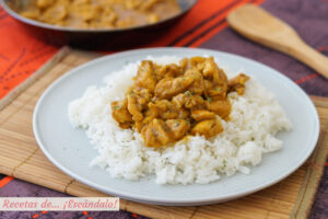 Pollo al curry con arroz y leche de coco. Receta fácil y rica