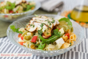 Ensalada de pasta fría con pollo y rúcula y aliño de lima y hierbabuena