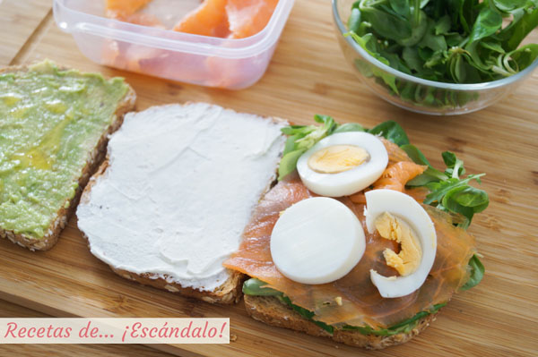 Sandwich de salmon con aguacate y huevo duro