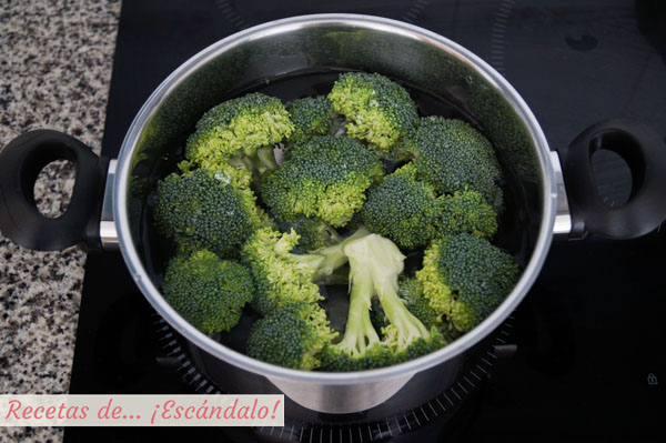 Brocoli cocido en olla sumergido en agua