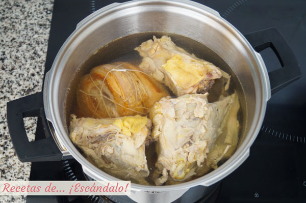 Caldo de pollo casero