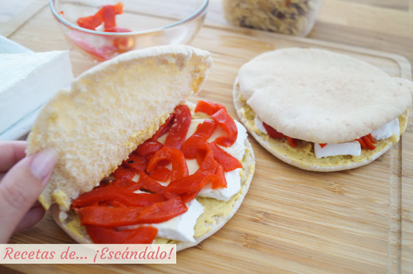 Pan pita relleno de queso brie, pimientos del piquillo y mostaza francesa