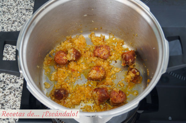 Sofrito de cebolla, ajo y chorizo