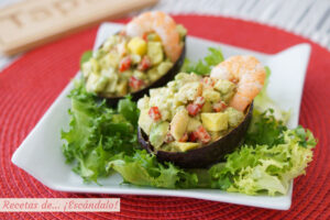 Aguacates rellenos de langostinos y ensaladilla de frutas