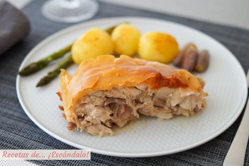 Cochinillo al horno asado con la piel crujiente y carne jugosa y tierna