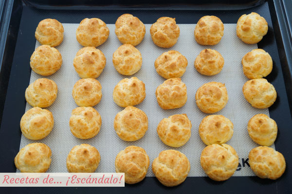 Profiteroles recien horneados