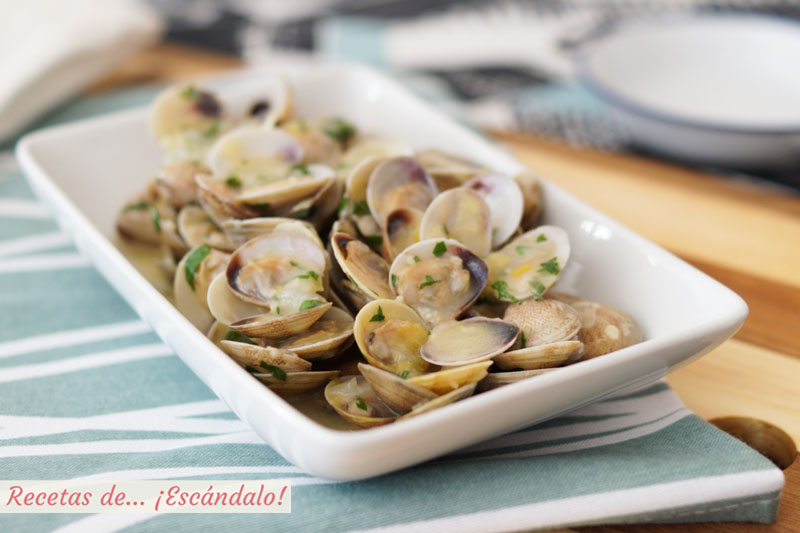 Almejas en salsa verde. Receta de aperitivo facil y saludable