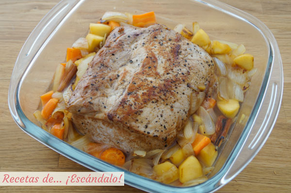 Lomo de cerdo con manzana y verduras