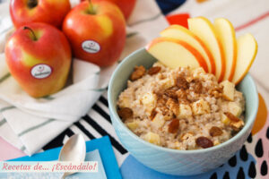 Porridge de avena o gachas de avena con manzana y canela